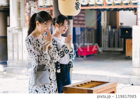 女子旅  お参りをする若い女性 119817085