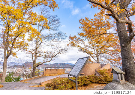 弁天山公園 秋 紅葉 福島市内 信夫山 町並み 弁天山公園 秋 紅葉 福島市内 信夫山 町並み 119817124