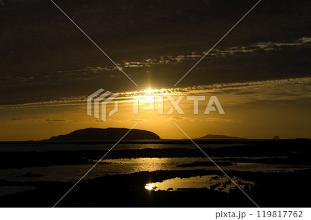 ＜五島市さんさん富江キャンプ村＞多郎島海水浴場の夜明け 119817762