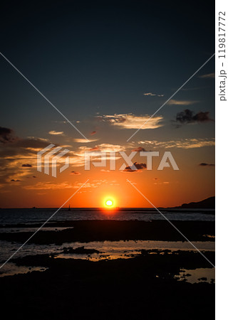 <五島市さんさん富江キャンプ村>多郎島海水浴場の夜明け <五島市さんさん富江キャンプ村>多郎島海水浴場の夜明け 119817772