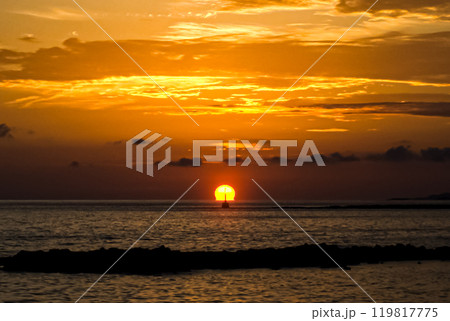 ＜五島市さんさん富江キャンプ村＞多郎島海水浴場の夜明け 119817775