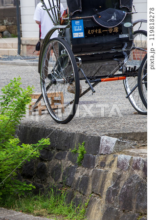 路地裏に置かれた人力車 119818278
