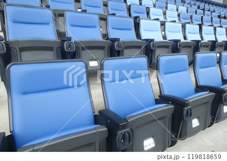 スタジアムの観客席に並ぶ座席シート 119818659
