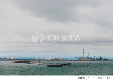 【さんふらわあ　ふらの　苫小牧フェリーターミナル入港　コンビナートと火力発電所】 119818818