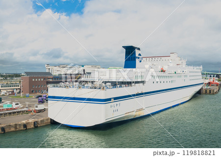 【さんふらわあ　ふらのから望む太平洋フェリーいしかりが苫小牧フェリーターミナル停泊中　】 119818821