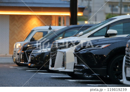 並んだ自動車　イメージ 119819239