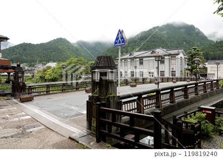 梅雨時の郡上八幡旧庁舎が見える新橋と新緑が鮮やかな山並み 119819240