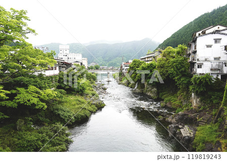 梅雨時の郡上八幡新橋から見た吉田川上流風景 119819243