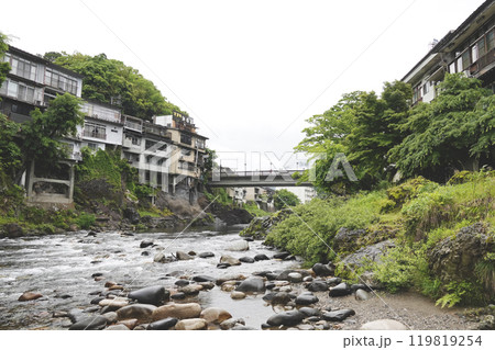 新緑が美しい川沿いの遊歩道から見た郡上八幡吉田川に架かる新橋 119819254
