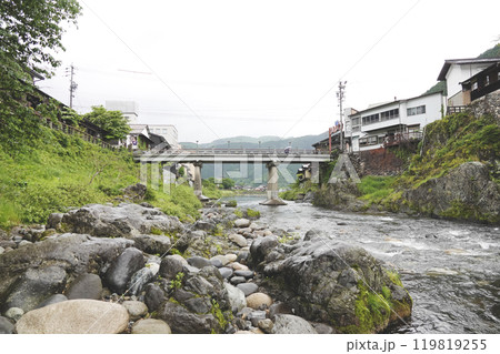 新緑が美しい川沿いの遊歩道から見た郡上八幡吉田川に架かる宮ケ瀬橋 119819255