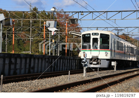 横瀬駅に停車中の西武秩父線の電車 119819297