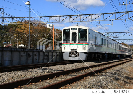 横瀬駅に停車中の西武秩父線の電車 119819298