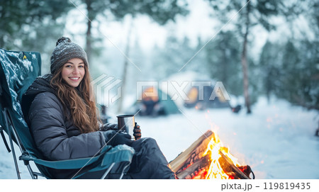 真冬にキャンプをする女性 真冬にキャンプをする女性 119819435