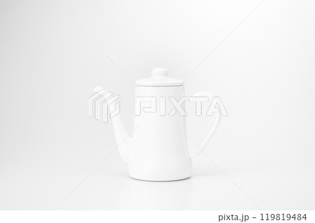 白いホーローのコーヒーポット 119819484