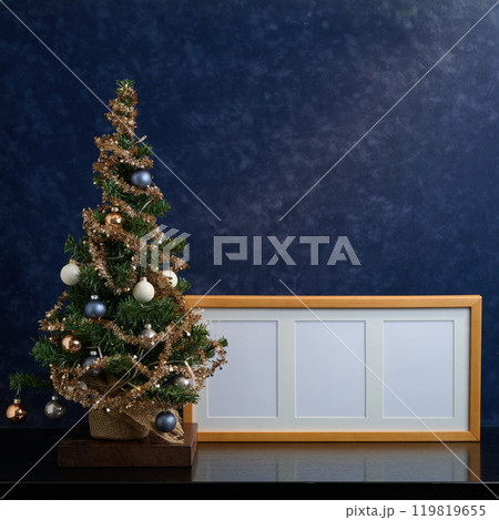 the mini  Christmas tree is assembling for the feast 119819655