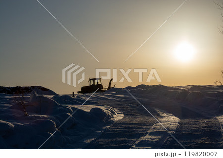 冬の夕暮れの畑の中の除雪車 冬の夕暮れの畑の中の除雪車 119820007