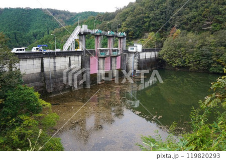 久賀ダム（岡山県が管理する洪水調節・灌漑用水・発電を目的とする重力式コンクリートダム） 119820293