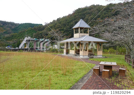 久賀ダム（岡山県が管理する洪水調節・灌漑用水・発電を目的とする重力式コンクリートダム）：休憩所 119820294
