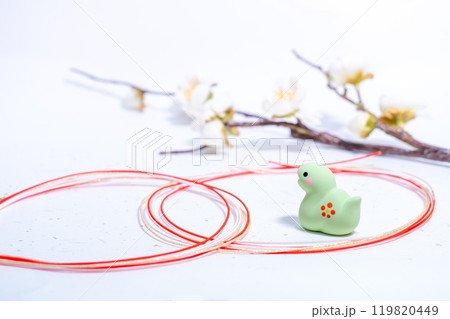 新年を祝う、かわいい蛇と正月飾り 新年を祝う、かわいい蛇と正月飾り 119820449