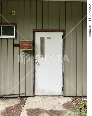 古いアパートのドア 119820902