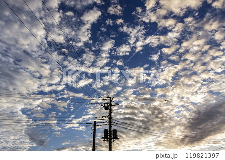 朝、太陽光の反射で輝きがまだ残っている雲の造形美 119821397