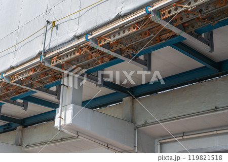 高架駅に設置した足場ブラケット 119821518