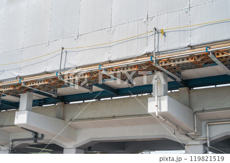 高架駅に設置した足場ブラケット 119821519