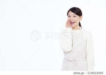 笑顔で呼びかけている主婦 笑顔で呼びかけている主婦 119822095