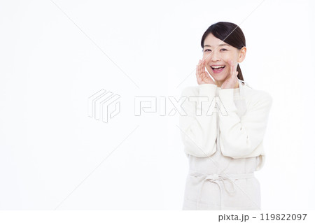 笑顔で呼びかけている主婦 119822097