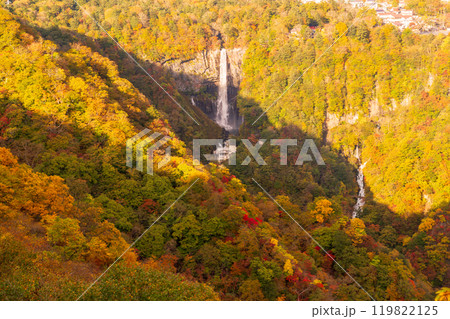 明智平展望台か朝日に照らされる紅葉の奥日光中禅寺湖と華厳の滝と白雲滝 明智平展望台か朝日に照らされる紅葉の奥日光中禅寺湖と華厳の滝と白雲滝 119822125