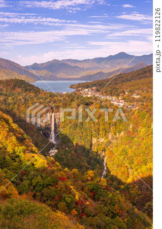 明智平展望台か朝日に照らされる紅葉の奥日光中禅寺湖と華厳の滝と白雲滝 明智平展望台か朝日に照らされる紅葉の奥日光中禅寺湖と華厳の滝と白雲滝 119822126