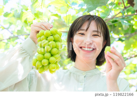 ぶどう狩りをする女性　果物狩りをする女性 119822166