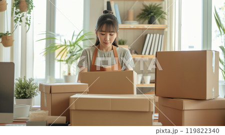 引っ越しで梱包をするアジア人女性06 引っ越しで梱包をするアジア人女性06 119822340