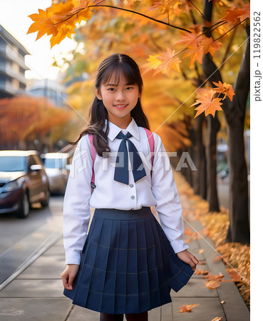 紅葉の歩道を歩く学生 119822562