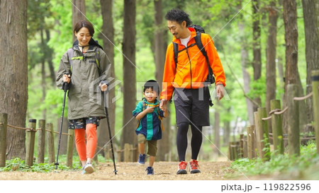 トレッキングする3人家族 119822596