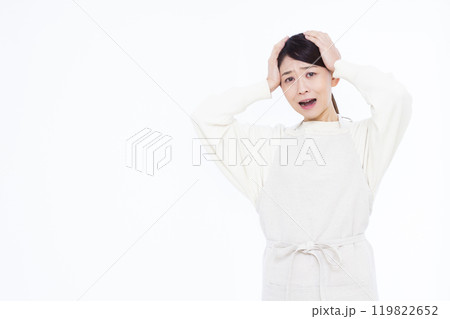 頭を抱える主婦 119822652