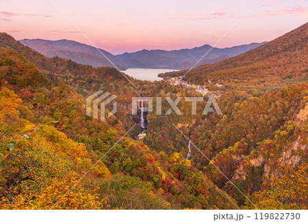 明智平展望台から夜明けのビーナスベルトでピンクに染まる空と紅葉の奥日光中禅寺湖と華厳の滝と白雲滝。 明智平展望台から夜明けのビーナスベルトでピンクに染まる空と紅葉の奥日光中禅寺湖と華厳の滝と白雲滝。 119822730