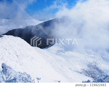 冬の八ヶ岳・天狗岳から望む硫黄岳 119822881