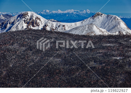 厳冬の八ヶ岳連峰・硫黄岳稜線から見る箕冠山・天狗岳と妙高・火打連峰 119822927