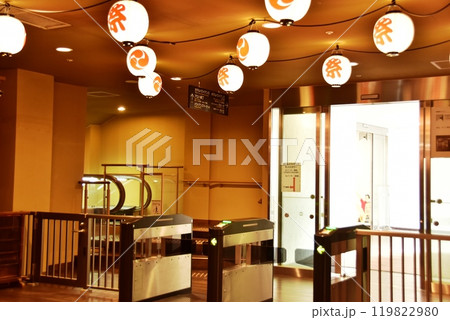 福島県　スパリゾートハワイアンズの大露天風呂与市前のゲート 119822980