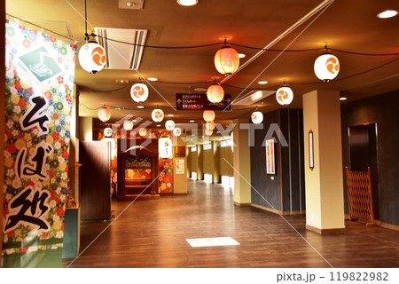 福島県　スパリゾートハワイアンズの大露天風呂与市連絡通路 119822982