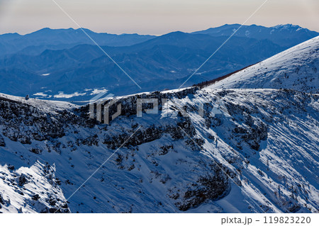 冬の八ヶ岳連峰・硫黄岳稜線と奥秩父の山並み 119823220