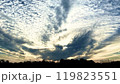 鳳凰のような雲が出ている秋の夕暮れ 119823551