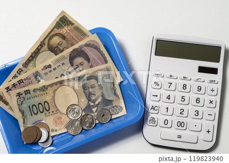 新紙幣とコインと電卓で現金精算のイメージ 新紙幣とコインと電卓で現金精算のイメージ 119823940