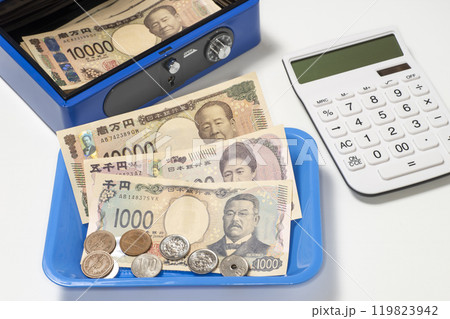 手提げ金庫と現金で立て替え精算のイメージ 119823942