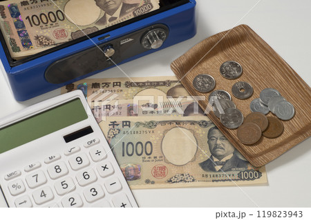 手提げ金庫と現金で立て替え精算のイメージ 119823943