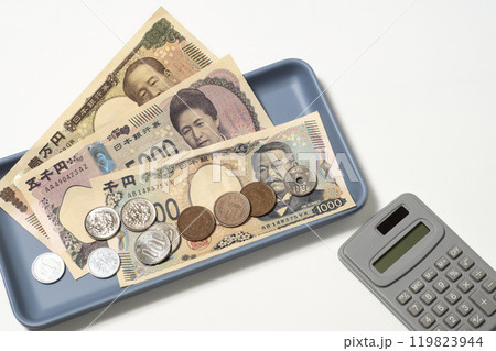 新紙幣とコインと電卓で現金精算のイメージ 119823944