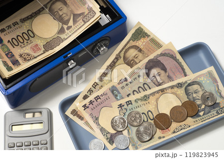 手提げ金庫と現金で立て替え精算のイメージ 手提げ金庫と現金で立て替え精算のイメージ 119823945