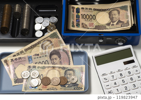 手提げ金庫と現金で立て替え精算のイメージ 手提げ金庫と現金で立て替え精算のイメージ 119823947