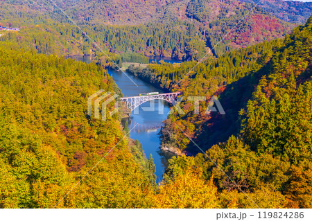 紅葉の萌える山々と只見川橋梁を渡る機関車 119824286